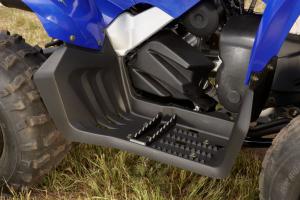 Integrated full floorboards replace the foot pegs of the old Raptor 80.